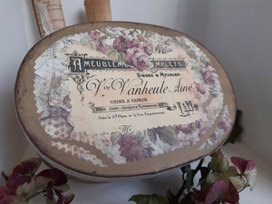 Vintage Schachtel oval kakifarben mit Rosen + franz. Label im Shabby chic Style