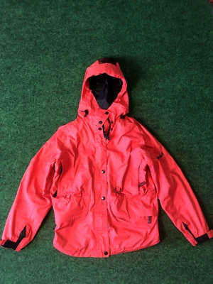 Chaqueta de esquí Marker para mujer talla 8 roja manga larga cremallera y forrada a presión con capucha Foto 1 de 4