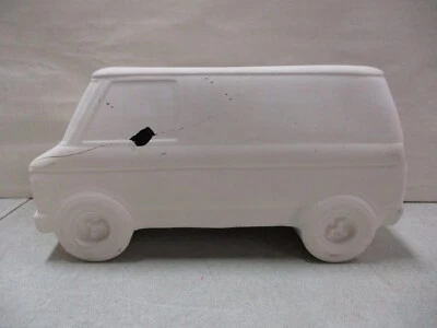 Furgoneta Chevy de cerámica sin pintar Foto 1 de 4