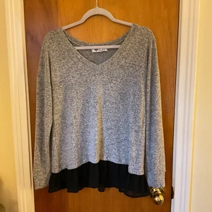 TOWNE Women's Top Sz S Gray Sweater V-Neck Sheer Black Hemline Boxy Fit Casual - Picture 1 of 10