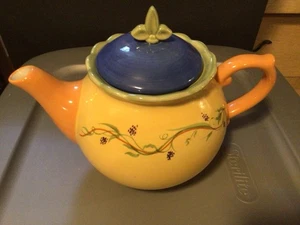 2002 Pfaltzgraff Teekanne & Deckel gelb The Secrets of Pistoulet Jana Kolpen Chip - Bild 1 von 5