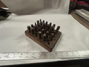 MACHINIST DrWy WERKZEUG DREHBANK FRÄSE Menge Gorton Stifte in Holzhalter Block - Bild 1 von 5