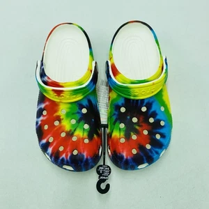Crocs Herren 7 Damen 9 klassische Clogs Regenbogen weiß Batik Neu mit Etikett - Bild 1 von 3