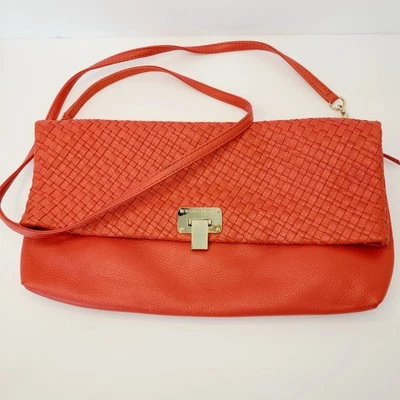 Bolso sin asas convertible tejido plegable de cuero coral ELLIOTT LUCCA Foto 1 de 4