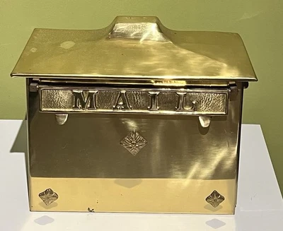 "Puerta lateral de montaje en pared de buzón de latón con perilla ornamentada falta herrajes 14"" X 9""" Foto 1 de 4