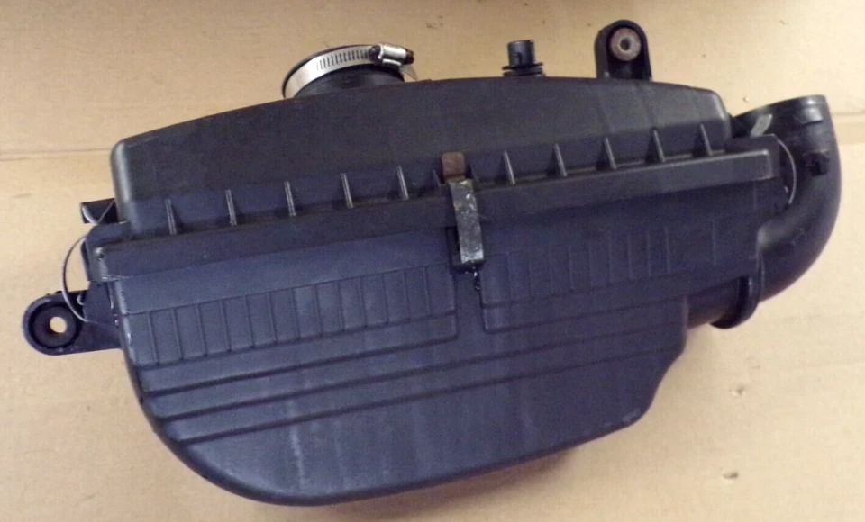 Subaru Legacy 2004 sedán limpiador de caja de aire 2,5 L 2002-2004 Foto 1 de 4