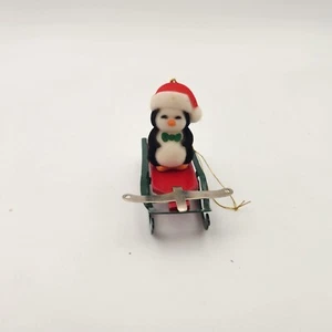 Vintage Avon Jolly Pinguin Schlitten Ornament - Bild 1 von 8