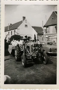 PHOTO ANCIENNE - VINTAGE SNAPSHOT - TRACTEUR FÊTE DÉFILÉ DRÔLE - TRACTOR FUNNY - Picture 1 of 1