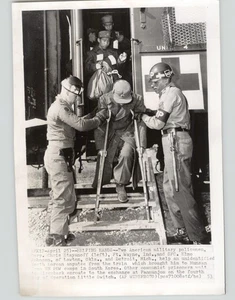 US Militär Polizisten Hilfe Korean Amputierter Kriegsgefangener Zug Koreakrieg 1953 Pressefoto - Bild 1 von 2