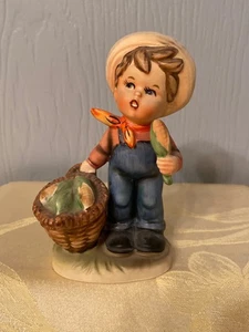 Vintage Bauernjunge hält Mais Napco Keramik 5,75" Figur C7656 - Bild 1 von 6
