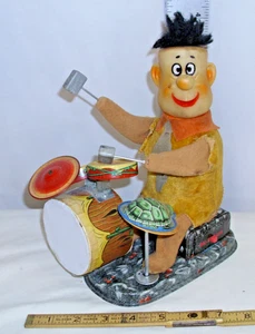 FLINTSTONES FRED FLINTSTONE BEDROCK BAND TIN BATTERY TOY APS JAPAN WORKS - Picture 1 of 5