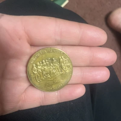 1992 United States Mint Philadelphia Independence Mall Bicentennial Bronze Coin  - Image 1 of 3