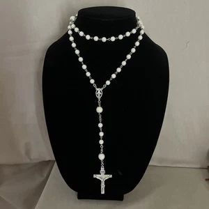 ❤️VTG BEAUTIFUL SILVERTONE ROSARY CATHOLIC BEADED NECKLACE DBL SIDED CRUCIFIX - Picture 1 of 5