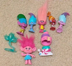 Hasbro DREAMWORKS Trolls Film Bambole da collezione Figure Giocattoli Assortiti 6+3 a - Foto 1 di 1