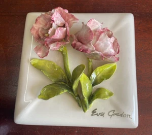 Azulejo de cerámica firmado por Eva Gordon flores levantadas en 3D 6" - Imagen 1 de 5
