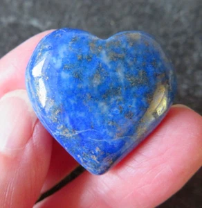 SCHÖNES LAPISLAZULI (13,5 GRAMM / 28 MM) HANDGESCHNITZTES TASCHENHERZ (C10) - Bild 1 von 7
