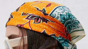 XX ZARA PRINTED SILK SCARF SHAWL 90 X 90cm PAISLEY FLORAL ORANGE BLUE TROPICAL - Picture 1 of 8