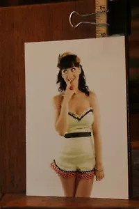Real Photo Pin Up Cleavage Approx4x6 Katy Perry - Picture 1 of 1