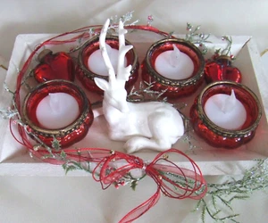Adventsgesteck Adventskranz Tablett mit Hirsch in rot weiß mit 4 LED Kerzen - Bild 1 von 3