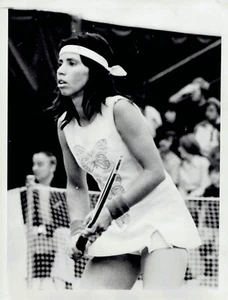 1974 Vintage Photo Rosemary Casals models tennis skirt fashion at Virginia Slims - Bild 1 von 2