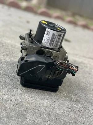 2011-2016 Cadillac SRX ABS Anti-Lock Brake Control Module Pump Assembly 22890292 - Image 1 of 4