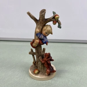 Vintage MJ Hummel Täter Goebel Figur Junge im Apfelbaum mit Hund - Bild 1 von 6