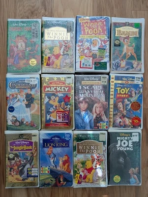 Lot of 12 Brand New & Sealed VHS Tapes Lion King, Pooh, Robin Hood, Toy Story  Foto 1 de 3
