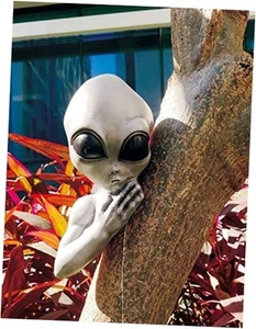 Alien Tree Peeker Outdoor Decoration - Picture 1 of 4