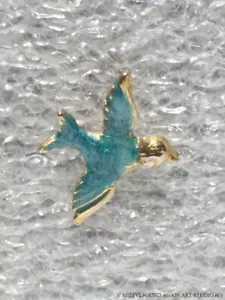 Pin de colección Bluebird Tie Tack pequeño pájaro azul volador clásico retro tono dorado - Imagen 1 de 11