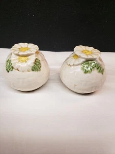 VTG 1964-83 Metlox Poppytrail Sculptured Daisy Salt & Pepper Shakers - Picture 1 of 5
