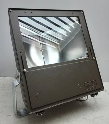 Foco de ubicación peligrosa Hubbell KFP170-76 170 W accesorio 120 a 277 VAC 6x6 Foto 1 de 4