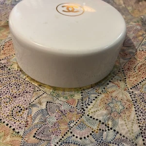Polvo de baño Channel No. Contenedor de plástico redondo de 5 con logotipo dorado de 8 oz vacío vintage - Imagen 1 de 8