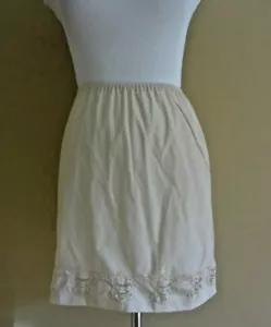 VINTAGE late 60's Val Mode Beige Short Half Slip Shirt w/Lace Hem in size Small - Foto 1 di 6