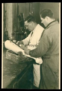 Beinprothese wird in der Werkstatt gefertigt - Foto 9x12cm - Bild 1 von 2