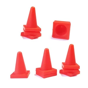 10 Mini Pylonen 1,5x1,5x2,5cm für Modellautos & RC Modelle Hütchen Minipylone - Bild 1 von 1