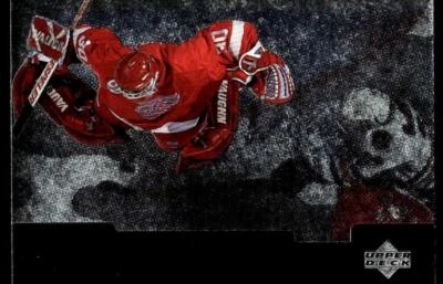 1997-98 Upper Deck Black Diamond #39 Chris Osgood Detroit Red Wings Hockey Card - Image 1 of 2