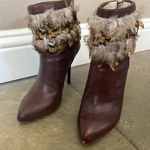 Bebe Bootie Braun. Nur Ledersohle. Federbesatz. Größe 7. Reißverschluss. Peeling - Bild 1 von 8