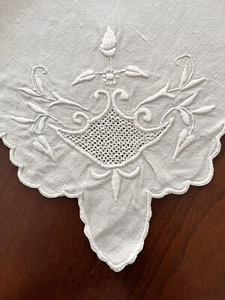 Set of 5 Beautiful Embroidered Bright White Dinner Napkins - Picture 1 of 6
