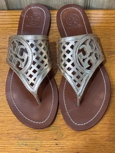 Tory Burch reetgedeckte perforierte Zehenstegsandalen goldfarben 7,5 (9,375 Zoll) - Bild 1 von 5