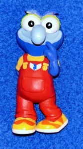 Disney Junior Muppet Sala Giochi Bambini Playset Baby Gonzo PVC in Salopette Rossa - Foto 1 di 8
