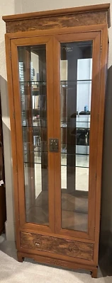 Vitrina de curiosidades de madera de teca y tigre Polim 1 cajón y 3 estantes ajustables Foto 1 de 2