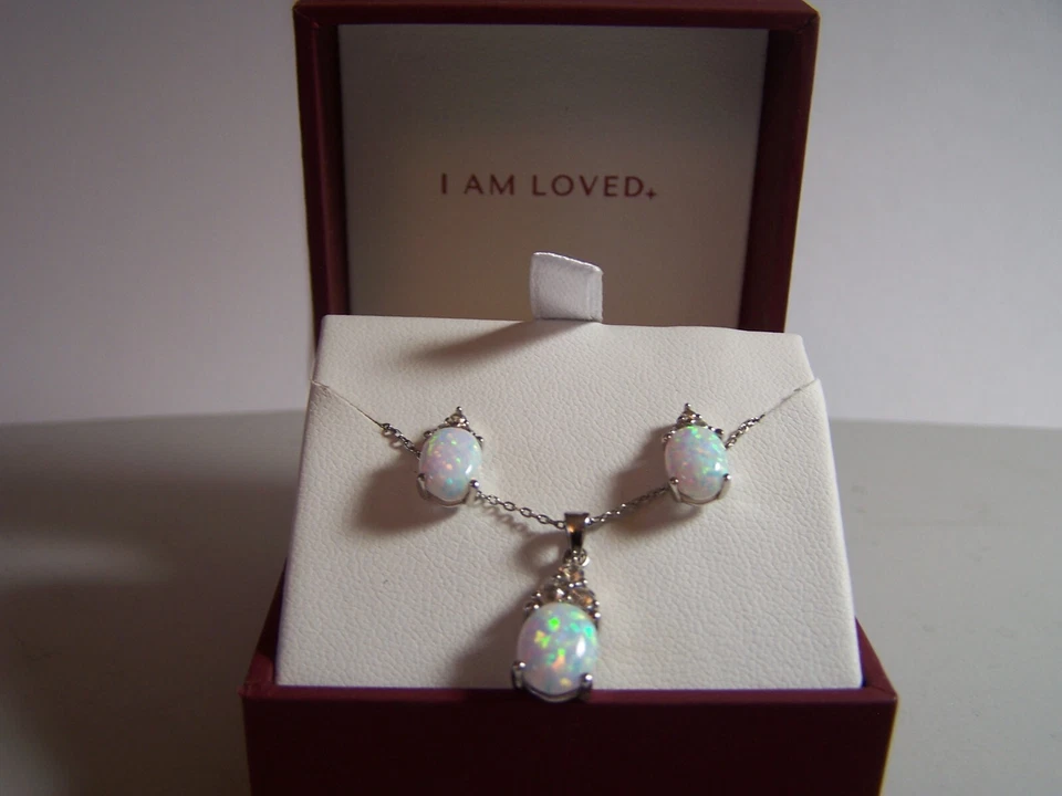 COLLAR Y PENDIENTES HELZBERG DIAMANTES "I AM LOVE" ÓPALO CREADO EN LABORATORIO CON ZAFIROS Foto 1 de 4