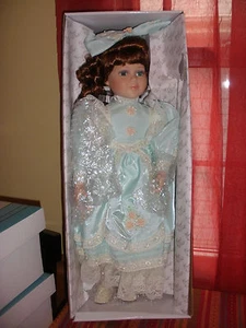 COURT OF DOLLS 773/2500 GRÜN KLEID PUPPE - Bild 1 von 2