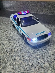 New York Police CV -  Ford Crown Vic w/ All Flashing Lights - Picture 1 of 9