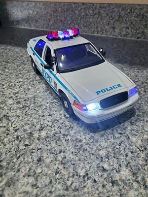New York Police CV -  Ford Crown Vic w/ All Flashing Lights - Image 1 of 4