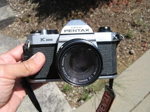 Pentax K1000 Kamera mit SMC Pentax-M 1:2 50mm Objektiv und Trageriemen - Bild 1 von 5