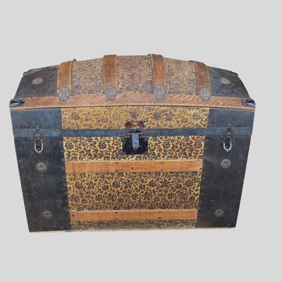Antiguo baúl de vapor de madera de la época victoriana con cúpula superior metal en relieve para proyecto Foto 1 de 4