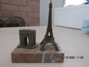 Torre Eiffel vintage in ottone e Arco di Trionfo su base in marmo ricordo Parigi - Foto 1 di 4