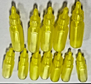 Biberones de plástico amarillo de colección cantidad 12 2 1/2 pulgadas. Juguete en miniatura - Imagen 1 de 7