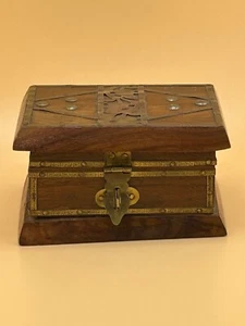 Vintage kleine Holztruhe mit Metallrand & Riegel lila Samt im Inneren der Box - Bild 1 von 9